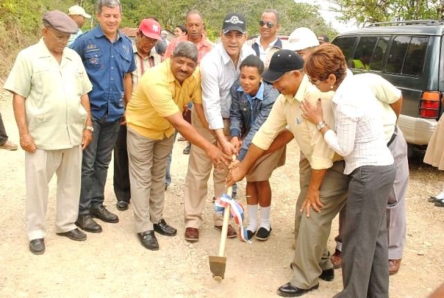 Gobernador de Espaillat da primer picazo en Villa Trina, Moca